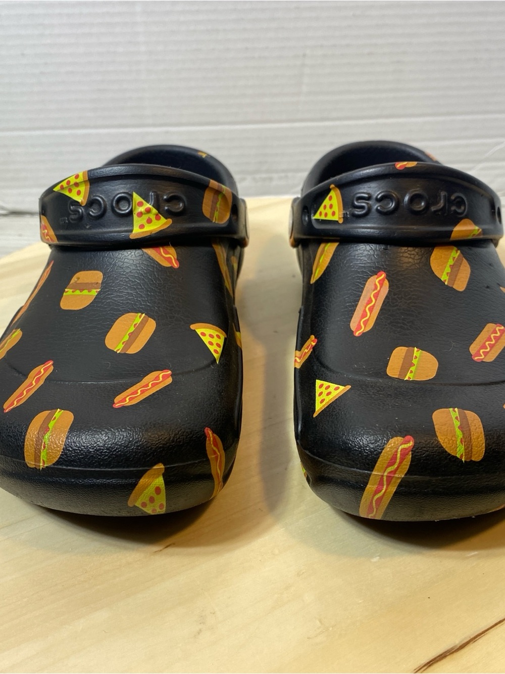 Crocs Bistro Women’s Food Print Clogs Black Pizza Burger Hot Dog Size W6 - Picture 3 of 10